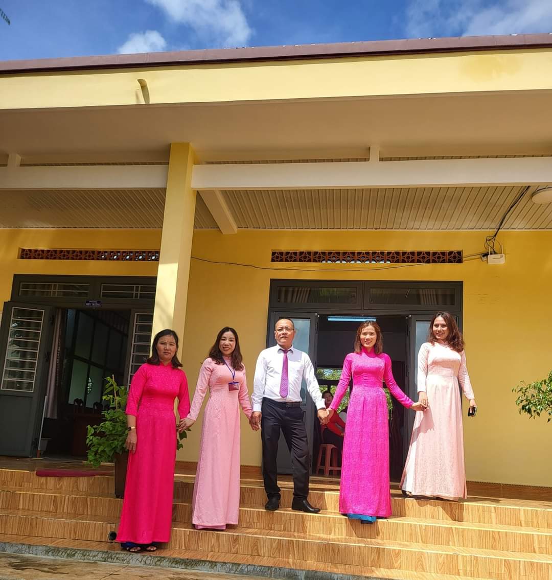 Hội nghị cán bộ công chức, viên chức trường TH Y Jút năm học 2023-2024 Hội nghị cán bộ công chức, viên chức trường TH Y Jút năm học 2023-2024